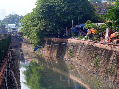 Đoạn mương phía sau sân vận động Mỹ Đình nối ra trạm bơm Đồng Bông, nơi dự kiến sẽ được cống hóa và mở rộng phục vụ đường đua F1