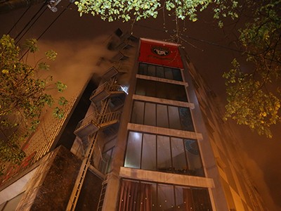 Từ bên ngoài chỉ thấy khói bốc ra nghi ngút ở cơ sở giải trí 9 tầng. Ảnh: Hoàng Táo