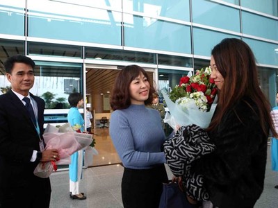 Ngành du lịch TP. Đà Nẵng tặng hoa chào mừng những vị khách đầu tiên đến với thành phố trong ngày đầu năm 2019.