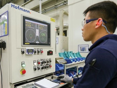 Việt Nam sẽ ưu tiên thu hút các dự án công nghệ cao. Trong ảnh: Sản xuất tại nhà máy GE Hải Phòng. Ảnh: Đức Thanh