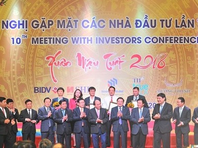 Dưới sự chứng kiến của Thủ tướng Chính phủ và Lãnh đạo các Ban, Bộ, ngành Trung ương, lãnh đạo tỉnh Nghệ An đã trao Giấy chứng nhận Đăng ký đầu tư cho 9 dự án và ký kết 16 thỏa thuận ghi nhớ, hợp tác đầu tư vào Nghệ An với tổng số vốn hơn 13.000 tỷ đồng tại Hội nghị Xúc tiến đầu tư lần thứ 10 của năm 2018