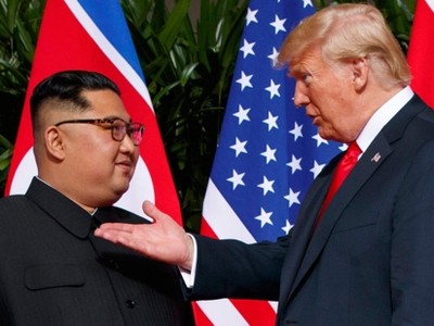 Tổng thống Mỹ Donald Trump (phải) và Nhà lãnh đạo Triều Tiên Kim Jong Un. Ảnh: AP