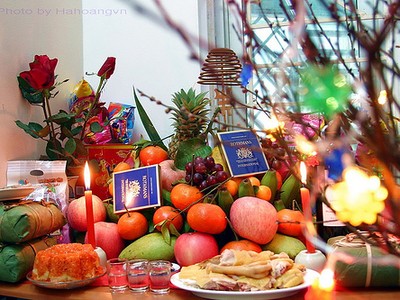 Tục hoá vàng dựa trên tín ngưỡng thờ cúng tổ tiên, vật hoá vàng thường gắn với đời sống thường nhật. Ảnh minh họa