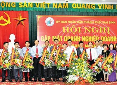 Bí thư Thành ủy Đỗ Đình An, Chủ tịch UBND TP. Thái Bình Nguyễn Ngọc Ý tặng hoa các doanh nhân hội viên Hội Doanh nghiệp TP. Thái Bình nhân Ngày Doanh nhân Việt Nam.