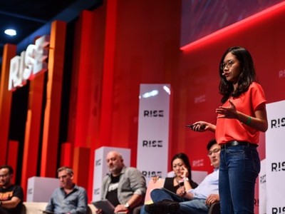 Linh Phạm, nhà sáng lập LOGIVAN thuyết trình tại RISE 2018.