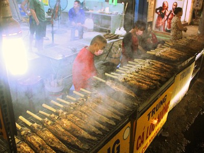 Đỏ lửa thâu đêm nướng hàng nghìn cá lóc cho ngày vía Thần tài