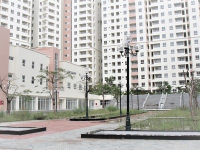 Khu nhà ở tái định cư 12.000 căn tại khu Bình Khánh, quận 2 dù xây dựng 10 năm nhưng vẫn không ai ở. Ảnh: Gia Huy