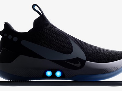 Đôi giày có cơ chế tự thắt dây và điều chỉnh mức độ bằng điện thoại thông minh