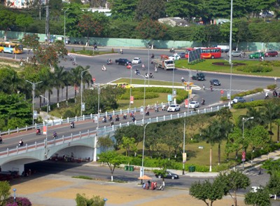 Mạng lưới giao thông Đà Nẵng đang bắt đầu quá tải và rối rắm khi lượng xe cá nhân xuất hiện nhiều