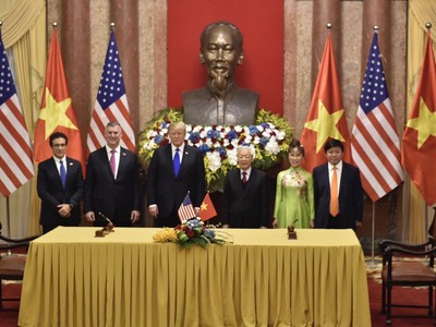 Tổng giám đốc Vietjet Nguyễn Thị Phương Thảo và Ông Kevin McAllister, Chủ tịch kiêm Giám đốc Điều hành của Tập đoàn Boeing ký kết hợp đồng mua 100 tàu bay