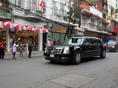 Những hình ảnh đẹp tại tuyến phố Hàng Gai nơi đoàn xe của Tổng thống Trum đi qua