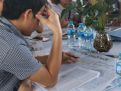 Khách hàng đang tìm hiểu về dự án New City Phố Nối (Hưng Yên)