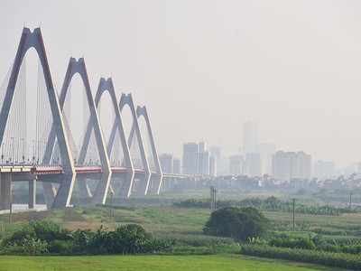 Cầu Nhật Tân đi vào hoạt động đã từng tạo nên 
cơn sốt đất của Đông Anh, nhưng cơn sốt qua nhanh. Ảnh: Dũng Minh