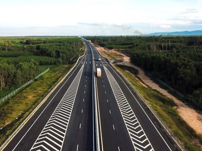 Một đoạn cao tốc Đà Nẵng - Quảng Ngãi qua địa phận tỉnh Quảng Nam.