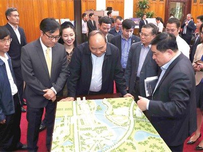 Thủ tướng Chính phủ Nguyễn Xuân Phúc tham quan mô hình Trung tâm Đổi mới sáng tạo Việt Nam. Ảnh: T.H