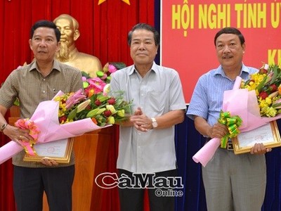 Bí thư Tỉnh ủy Cà Mau Dương Thanh Bình trao quyết định cho các cán bộ.
