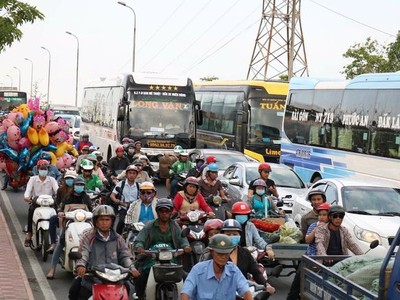 Phương tiện di chuyển khó khăn qua cầu Bình Triệu vào trung tâm thành phố