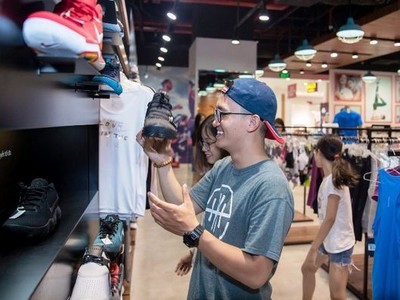 Nhiều nam giới tại TPHCM “đổ xô” đi mua quà dịp 8/3