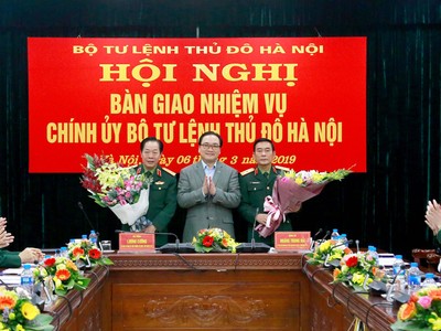 Đồng chí Hoàng Trung Hải chúc mừng Trung tướng Nguyễn Thế Kết và Thiếu tướng Nguyễn Trọng Triển.