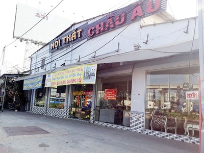 Nhiều cửa hàng, showroom vật liệu xây dựng vắng khách dịp sau Tết Nguyên đán. Ảnh: Việt Dũng