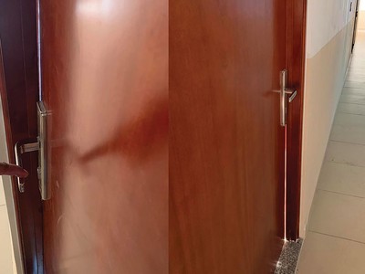 Những mảng xi măng bị bong tróc, thang máy bị hư hỏng nhưng không được sửa chữa.