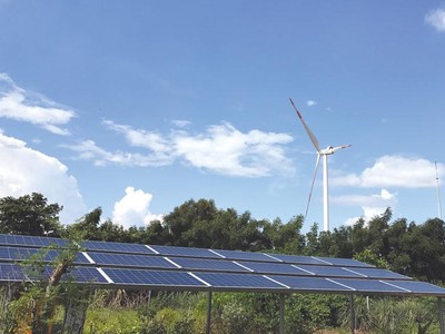 Việc bổ sung các dự án điện gió và điện mặt trời vào Quy hoạch Phát triển điện lực bị kéo dài và đình trệ khiến các dự án khó lòng đáp ứng tiến độ vận hành theo các mốc thời gian đã đặt ra. Ảnh: Đức Thanh