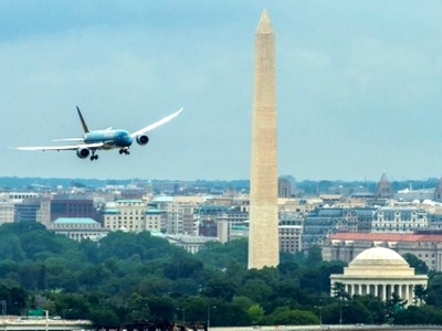 Máy bay Boeing 787-9 của Vietnam Airlines hạ cánh tại sân bay Ronald Regan, sau khi bay qua Tháp bút chì là biểu tượng của Thủ đô Washington (Mỹ)