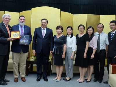 Ông Huỳnh Đức Thơ tiếp ông Willian M. Peduto, Thị trưởng Thành phố Pittsburgh.