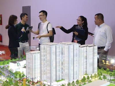 Nhân viên môi giới đang tư vấn cho khách tìm hiểu về dự án.  Ảnh: Việt Dũng