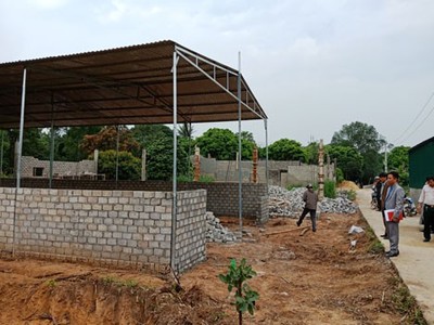 Nhiều công trình xây dựng trái phép trong chỉ giới đường cao tốc Bắc - Nam đoạn qua xã Phú Lâm, huyện Tĩnh Gia, tỉnh Thanh Hóa - Ảnh: NLD.