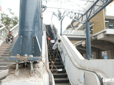 Ban quản lý dự án đường sắt khẳng định những vị trí tường cầu thang nhà ga bị hỏng khi bắt bulông chân cột mái che cầu thang cuốn sẽ được nhà thầu sửa chữa đảm bảo trước khi nghiệm thu dự án - Ảnh: MAI THƯƠNG