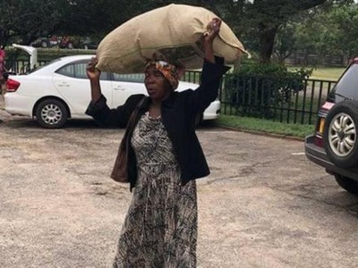 Bà Dilon đi bộ gần 10 km với một bao tải đồ viện trợ trên đầu để đem đến cho những người phải di dời bởi cơn bão Cyclone Idai.