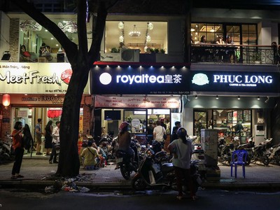 Các tiệm trà sữa san sát trên đường Ngô Đức Kế, quận 1, TP.HCM. Ảnh: Liêu Lãm.