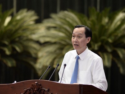 Phó chủ tịch UBND TP.HCM Lê Thanh Liêm báo cáo tình hình thực hiện nhiệm vụ kinh tế xã hội - Ảnh: TỰ TRUNG