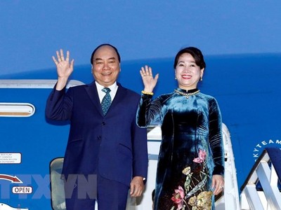 Thủ tướng Nguyễn Xuân Phúc và Phu nhân tại sân bay quốc tế Henri Coanda, Bucharest. (Ảnh: Thống Nhất/TTXVN)