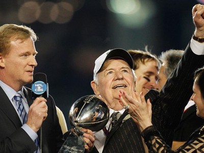 Tom Benson và vợ sau là Gayle đang cùng New Orleans Saints ăn mừng chiến thắng Super Bowl XLIV vào năm 2010. Ảnh: Jonathan Daniel