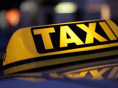 Đề xuất gắn hộp đèn trên nóc xe taxi kết nối với hành khách qua ứng dụng và xe hợp đồng sử dụng hợp đồng điện tử khiến một số chuyên gia quan ngại sẽ làm vô hiệu hoá mô hình kinh tế chia sẻ trong lĩnh vực vận tải đường bộ