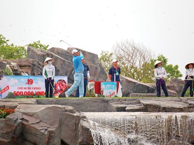 Hố golf đặc biệt số 19 sân Kings Course với cú đánh từ đỉnh thác xuống green giữa hồ tiếp tục là thử thách thú vị đối với các golf thủ tại giải đấu năm nay.