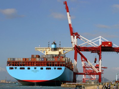 Nhập siêu trở lại trong tháng 4, kéo thặng dư thương mại xuống thấp