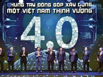 Thủ tướng Nguyễn Xuân Phúc cùng các đại biểu thực hiện nghi thức công bố sáng kiến Mạng lưới đổi mới sáng tạo Việt Nam. Ảnh: VGP