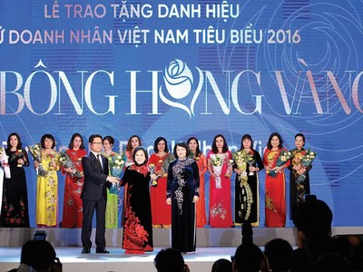 Cúp Bông hồng vàng là phần thưởng cao quý ghi nhận những nỗ lực không mệt mỏi của các nữ doanh nhân trong phát triển sản xuất, kinh doanh.