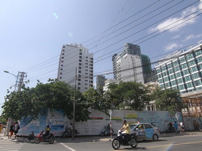 Hơn 10 năm nay, một trong những khu đất có vị trí đắc địa tại TP Nha Trang bị bỏ hoang, cỏ mọc um tùm, gây lãng phí tài sản công...