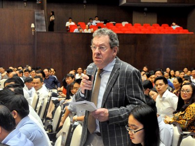 Ông Rien Vandeven, Giám đốc điều hành cảng của Tập đoàn Rent A Port - chủ đầu tư của cả 2 khu công nghiệp Bắc Tiền Phong và Nam Tiền Phong tại thị xã Quảng Yên có ý kiến tại Hội nghị. Ảnh: baoquangninh.com.vn