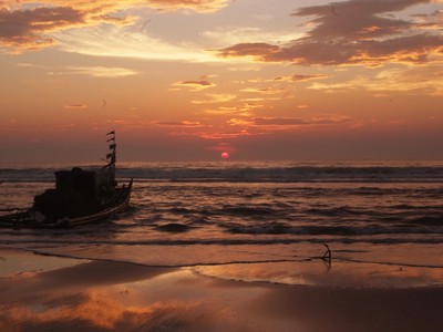 Bãi Đông: Biển xanh rạng rỡ