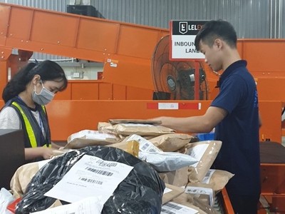 Tỷ lệ người Việt Nam mua sắm trực tuyến ngày càng gia tăng, với gần 1/3 dân số. (Ảnh: Trung tâm phân loại hàng hóa của Lazada, DN lớn về thương mại điện tử).