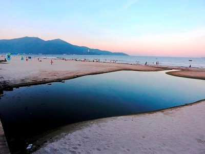 Tình trạng ô nhiễm các khu vực ven miển Đà Nẵng thời gian qua đã gây ảnh hưởng không nhỏ đến hoạt động giải trí của du khách khi đến thành phố này du lịch