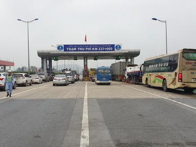 Trong khi chờ khắc phục xong sự cố, hiện công tác thu tiền, bán vé tại Trạm thu phí Km237 tuyến cao tốc Nội Bài – Lào Cai được thực hiện thủ công, vé giấy.