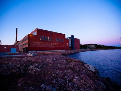 Trung tâm dữ liệu của Google tại Phần Lan được xây dựng gần biển để sử dụng nước biển lạnh làm mát cho hệ thống máy chủ của Trung tâm