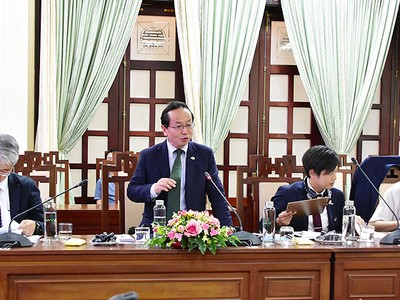 Ông Konaka Tetsuo (đứng), Trưởng đại diện Văn phòng JICA tại Việt Nam đánh giá cao hiệu quả hợp tác giữa hai bên trong thời gian qua