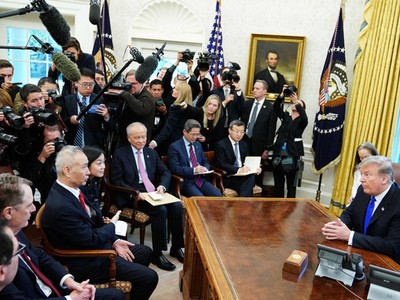 Phó thủ tướng Trung Quốc Lưu Hạc (trái) trong một cuộc gặp với Tổng thống Mỹ Donald Trump khi ông dẫn đầu phái đoàn đàm phán thương mại với Mỹ - Ảnh: AFP